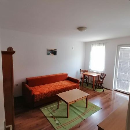 Hostel S Novi Sad Esterno foto