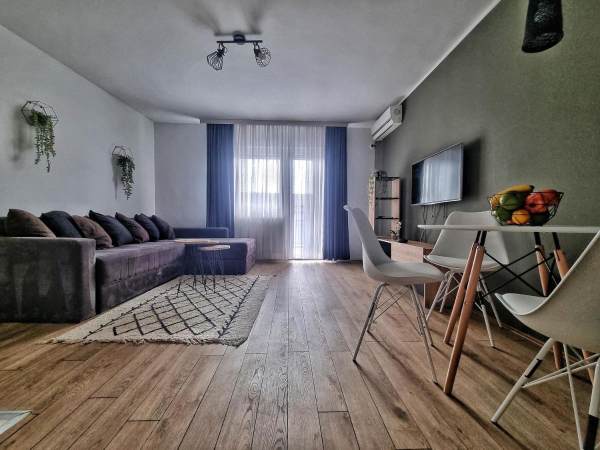 Hostel S Novi Sad Esterno foto