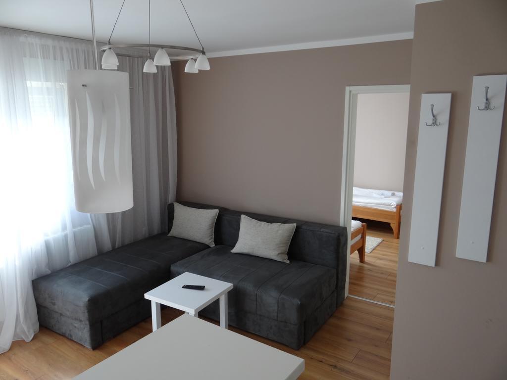 Hostel S Novi Sad Esterno foto