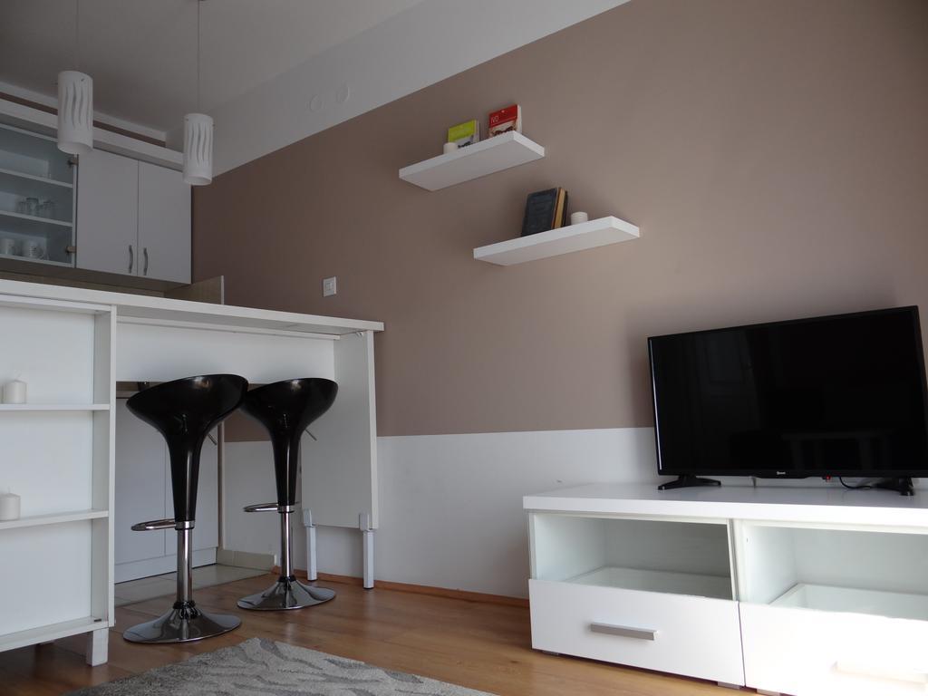 Hostel S Novi Sad Esterno foto