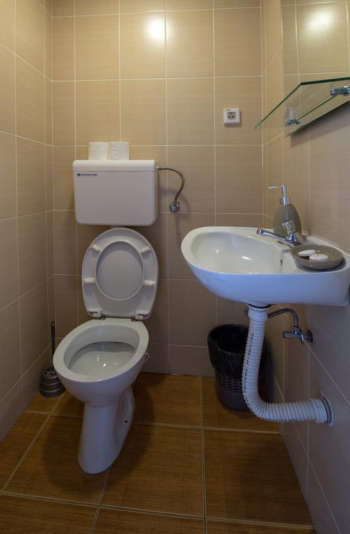 Hostel S Novi Sad Esterno foto