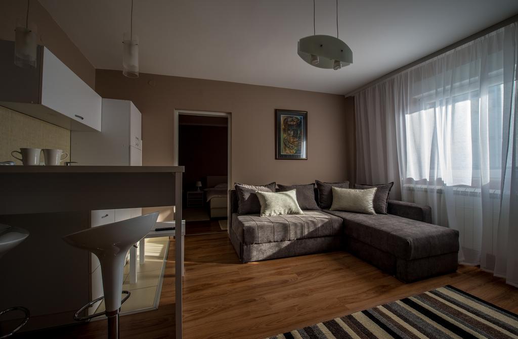 Hostel S Novi Sad Esterno foto