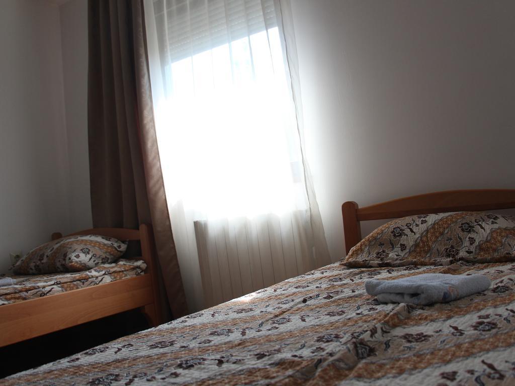 Hostel S Novi Sad Esterno foto
