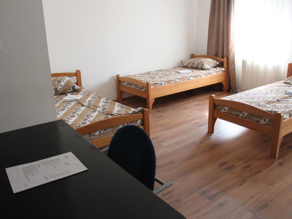 Hostel S Novi Sad Esterno foto