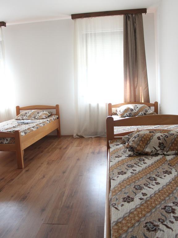 Hostel S Novi Sad Esterno foto