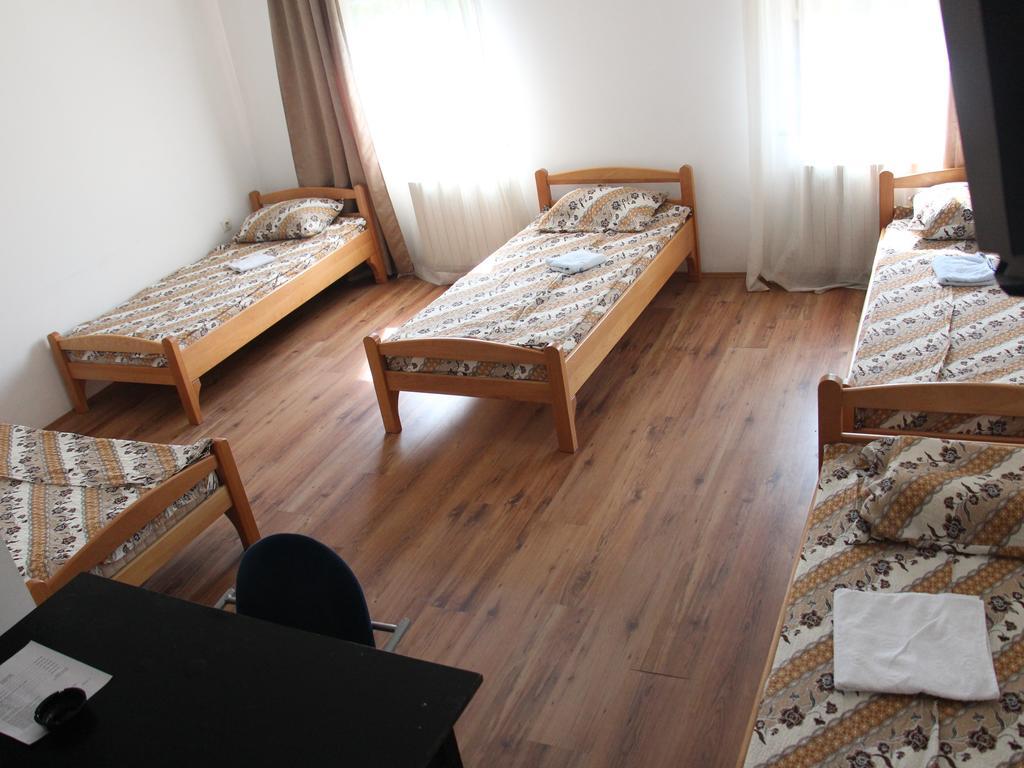 Hostel S Novi Sad Esterno foto