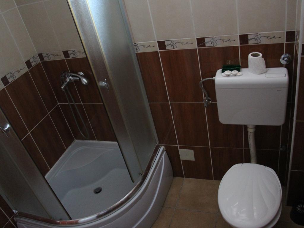 Hostel S Novi Sad Esterno foto