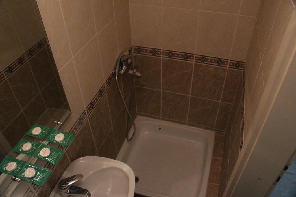 Hostel S Novi Sad Esterno foto