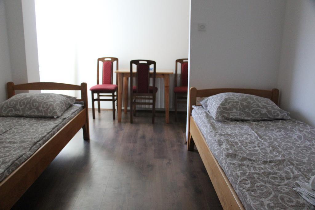 Hostel S Novi Sad Esterno foto