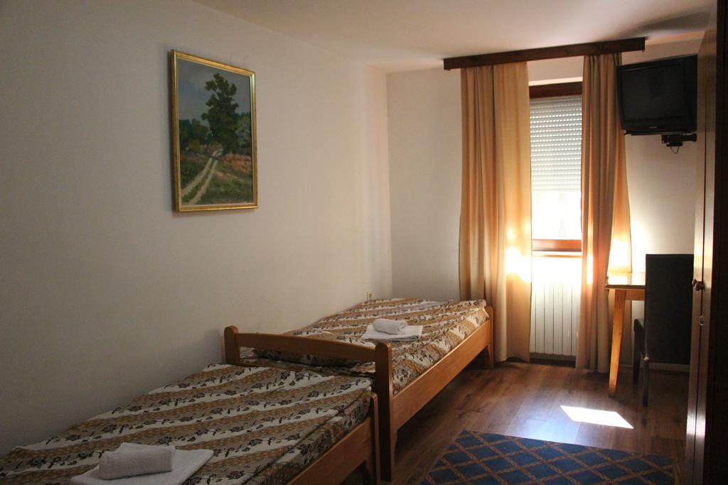 Hostel S Novi Sad Esterno foto