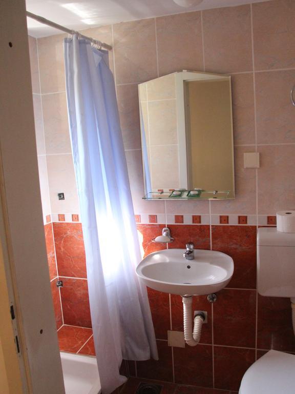Hostel S Novi Sad Esterno foto
