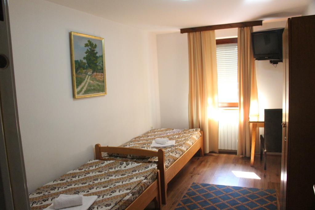 Hostel S Novi Sad Esterno foto