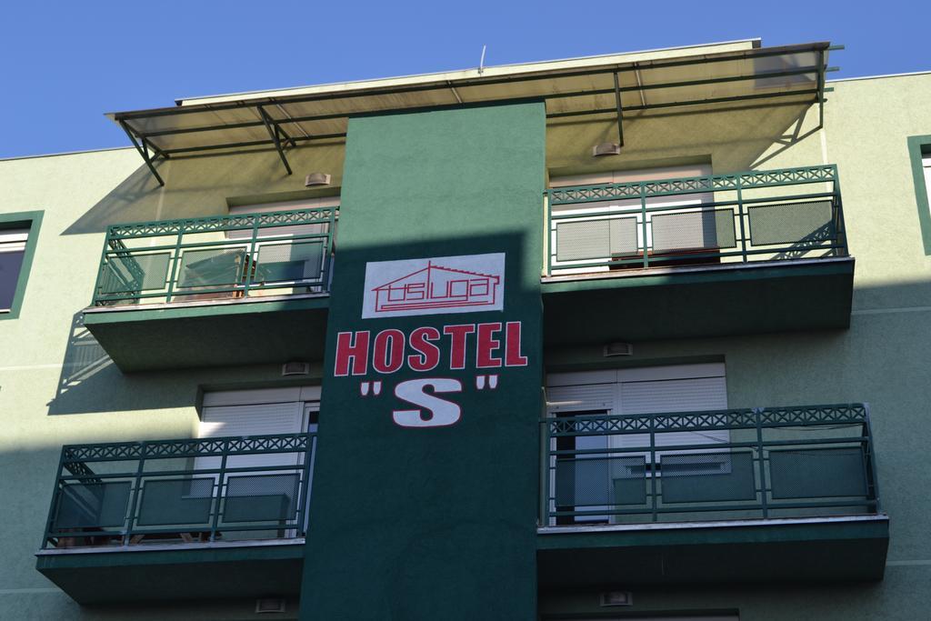 Hostel S Novi Sad Esterno foto